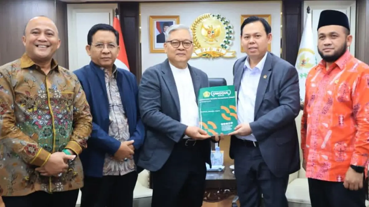 BERSILATURAHIM: Dari kiri Prof. Dr. Samsul Bahri, M.Si, Dr. H. Ridwanto, M.Si, Prof. Dr. Firmansyah, M.Si, Sultan Baktiar Najamudin dan Dr. H. Dedi Iskandar Batubara, M.SP, M.H. (ISTIMEWA/SUMUT POS)
