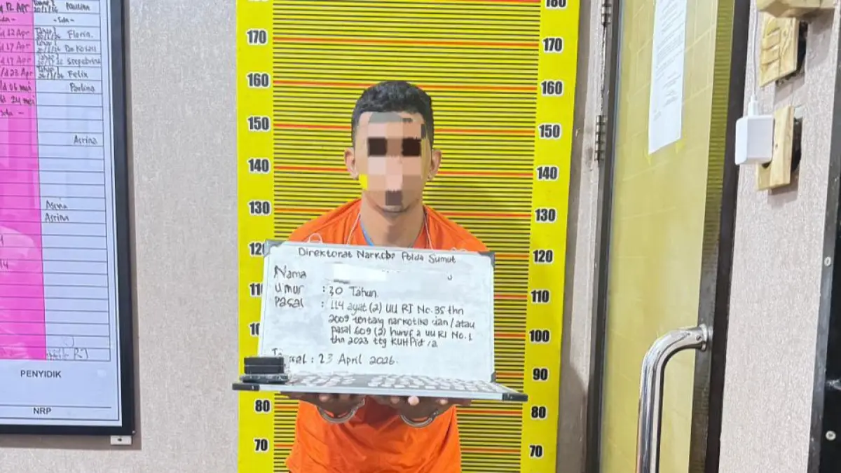 BUKTI: Pelaku pengedar narkoba beserta barang bukti yang berhasil ditangkap polisi. (Dok: istimewa)
