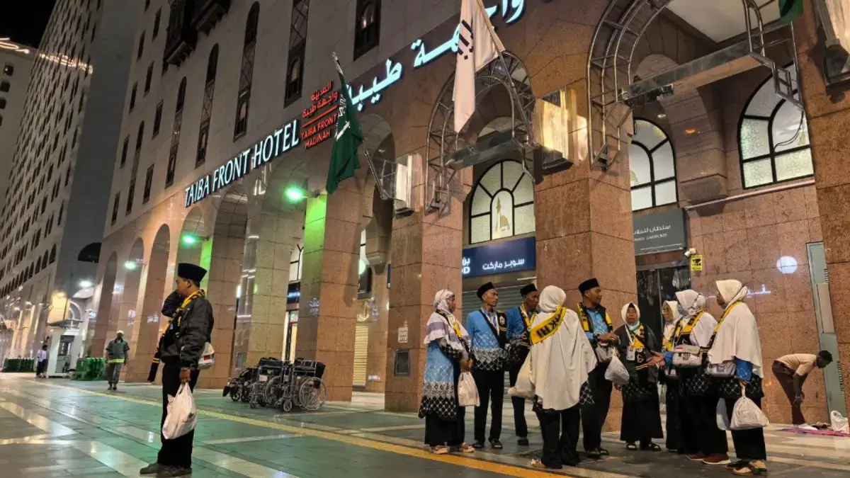 Jamaah haji Indonesia saat bersantai di depan hotel di Madinah. (Dok: Media Center Haji 2026)