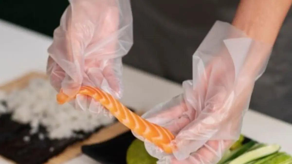 sarung tangan plastik sekali pakai berpotensi menjadi sumber kontaminasi kimia berbahaya. (Freepik.com)