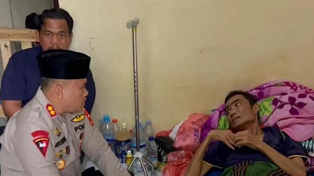Kapolres Labusel AKBP Aditya S.P Sembiring menjenguk Armei Karter Tambunan, yang sakit tumor usus ganas. (Khairuddin/Sumut Pos)