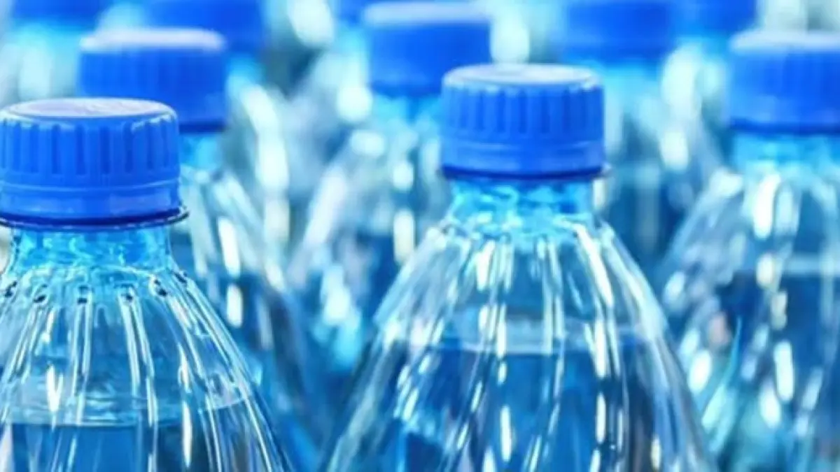mikroplastik telah ditemukan dalam air keran hingga air minum kemasan di berbagai negara.(Instagram @lambegosiip)