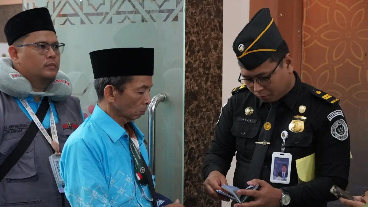 PERIKSA: Personel Imigrasi Medan saat memeriksa dokumen jamaah haji asal Sumatera Utara. (Dok: Imigrasi Medan)