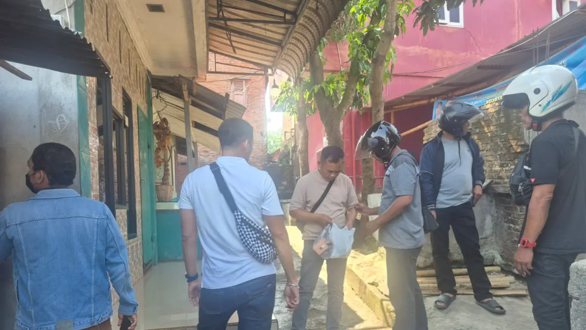 Personel Polsek Tanjung Morawa melakukan pengrebekan lokasi pengedar narkotika di Lorong III, Gang Aman, Kelurahan Pekan Tanjung Morawa, Kecamatan Tanjung Morawa, Kabupaten Deli Serdang. (BATARA/SUMUT POS)