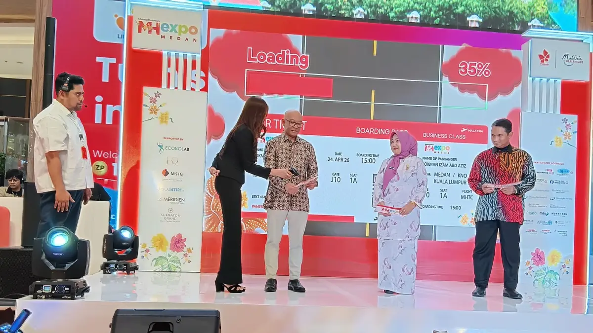BUKA: Vice President of Marketing & Communications MHTC Lokman Izam Abd Aziz, Konsul Jenderal Malaysia di Medan Shahril Nizam Abdul Malek serta Sekretaris Dinkes Kota Medan Henny Safitri Lubis, saat membuka kegiatan Malaysia Heathcare Hadir di Sun Plaza Medan, Jumat (24/4/2026). (Istimewa/Sumut Pos)