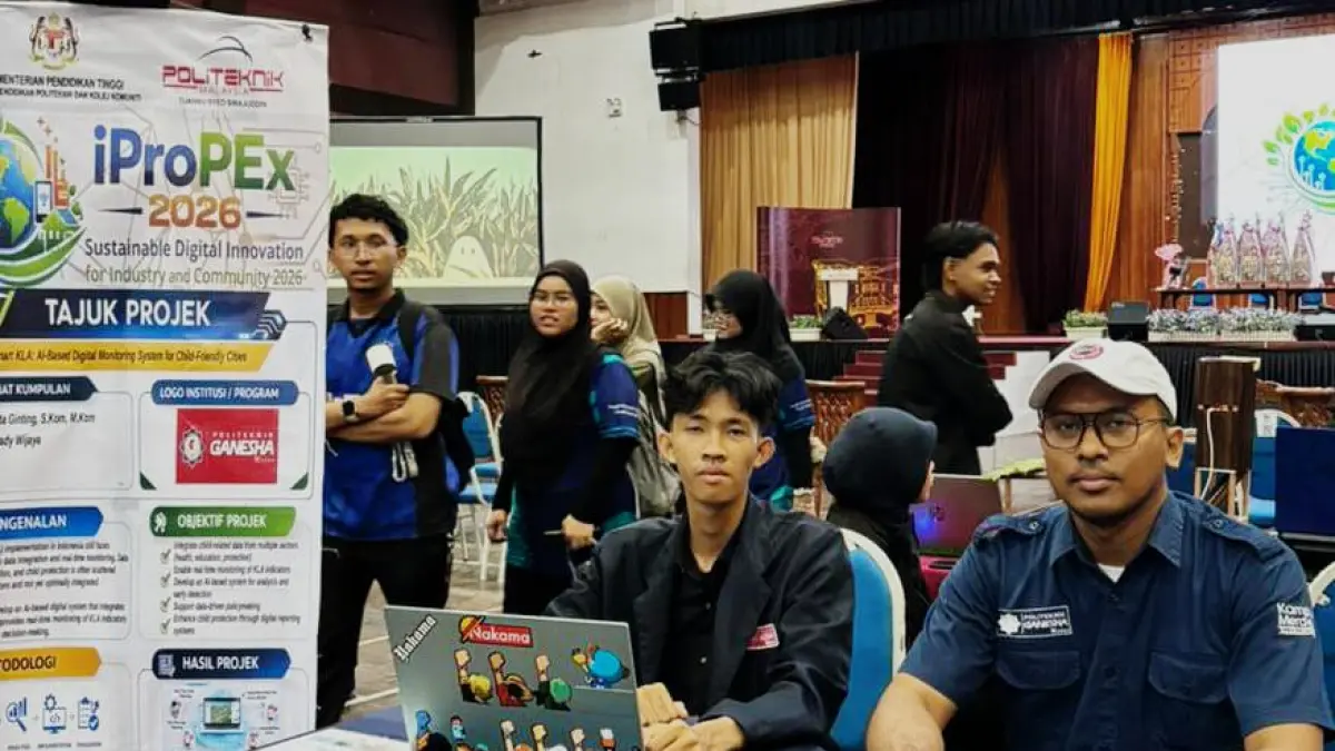 POLITEKNIK GANESHA: Angga Haady Wijaya (kiri) dan Rico Imanta Ginting, S.Kom, M.Kom dari Politeknik Ganesha pada kegiatan iProPEx di Malaysia. (Istimewa/Sumut Pos)
