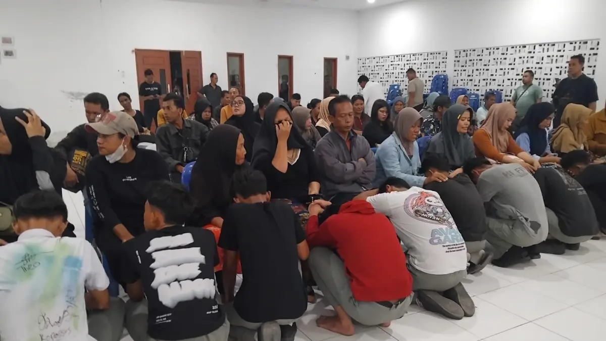 Puluhan pelajar se tingkat SMA/SMK sumkem dihadapan orang tua masing masing usai terjaring Polsek Biru Biru saat konvoi. (BATARA/SUMUT POS)