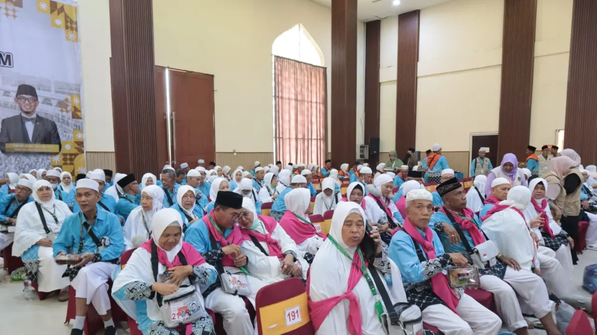 Rombongan jemaah haji asal Kota Tebing Tinggi mengikuti prosesi pelepasan sebelum diberangkatkan menuju Asrama Haji Medan di Anjungan Sri Mersing, Lapangan Merdeka, Jumat (24/4/2026). (Azan Purba/ Sumut Pos)