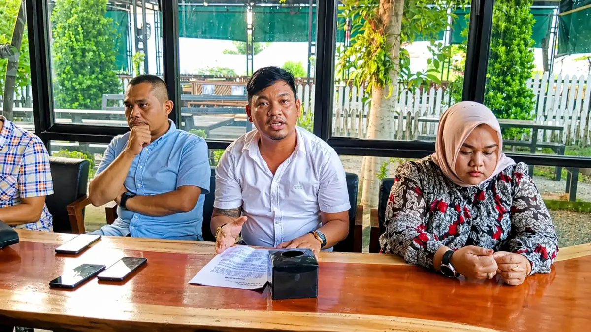 YAYASAN: Tim kuasa hukum ahli waris memberikan keterangan terkait sengketa Yayasan APIPSU, Kamis (23/4/2026) sore. (Dok: istimewa)