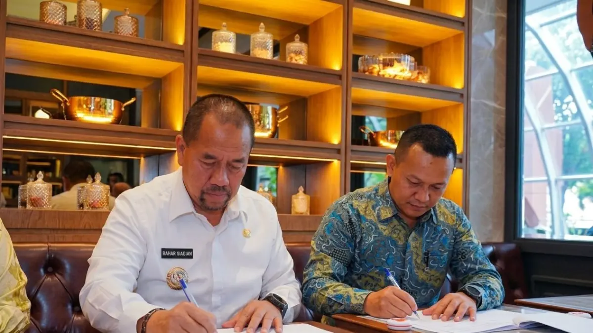 HIBAH: Bupati Batu Bara H. Baharuddin Siagian, menandatangani Naskah Perjanjian Hibah Barang atas pelepasan sebagian lahan Hak Guna Usaha (HGU) serta Berita Acara Serah Terima Hibah antara PT Bakrie Sumatera Plantations Tbk dengan Pemerintah Kabupaten Batu Bara, Jumat (24/4/2026). (Dok: Komimfo Batubara)