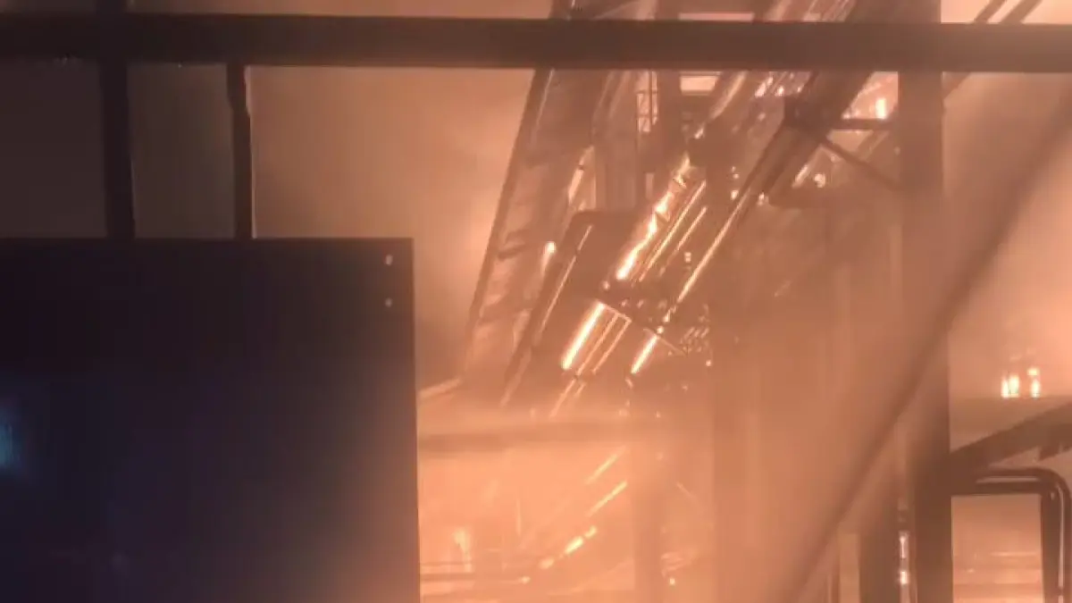 BAKAR: Kebakaran terjadi di kawasan industri PT Agro yang berlokasi di Jalan KL Yos Sudarso, Simpang Cingwan, Kelurahan Martubung, Kecamatan Medan Labuhan, Kota Medan, Sabtu (25/4/2026), malam. (Dok: istimewa)