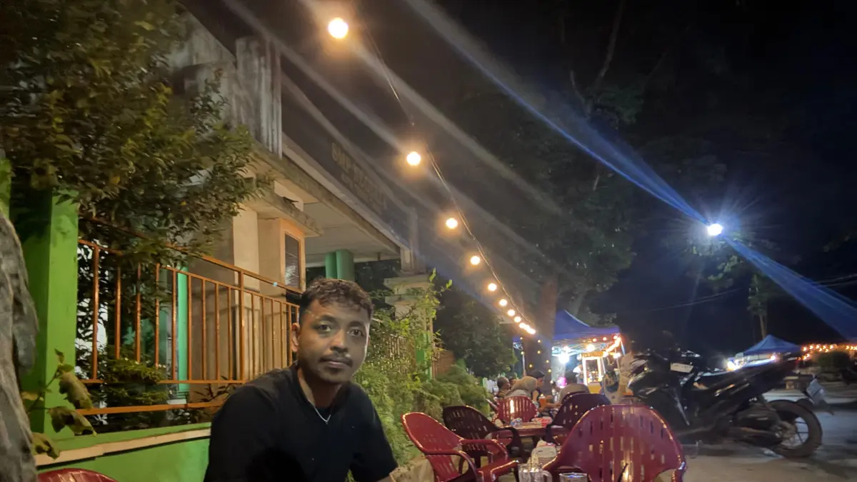 LOKASI: Safrijal Batubara saat berada di lokasi tongkrongan malam di depan SMP Negeri 4 kota Tebingtinggi, Jumat (24/04/2026). (Dok: Azan Purba/ Sumut Pos)
