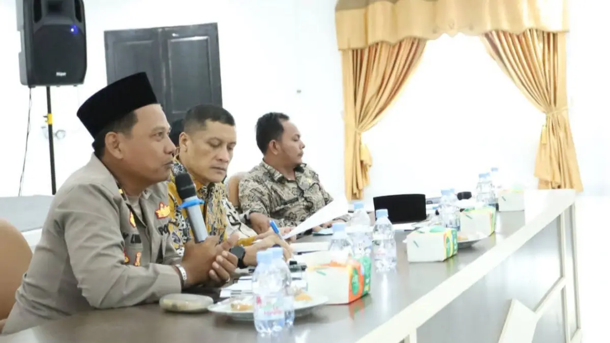 PIMPIN: Wakil Bupati Padang Lawas, H. Achmad Fauzan Nasution, saat memimpin Rapat Koordinasi Pemberangkatan Calon Haji di Aula Kantor Bupati, Jumat (24/4/26). (Dok: istimewa)