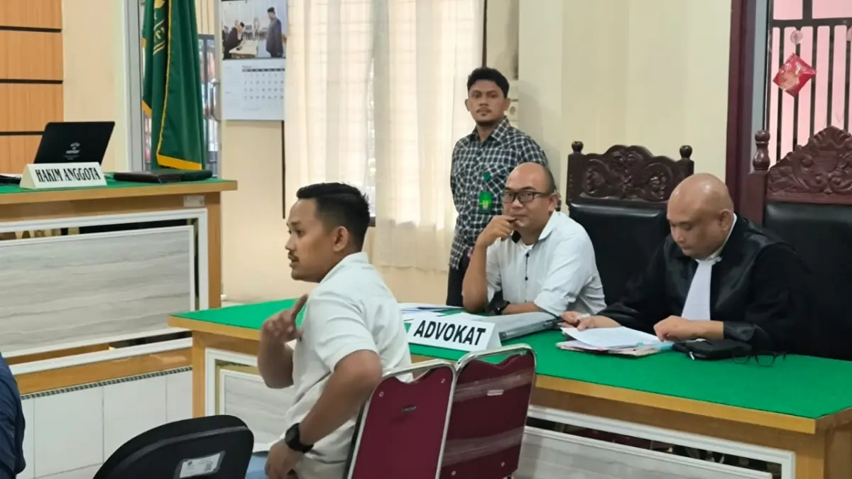 SUMPAH: Terdakwa Riko Wijaya (pakai kacamata) mengaku sebagai pengacara tapi tak pernah disumpah PT Medan, dipidana penjara dua tahun dalam kasus penipuan dan penggelapan. (Dok: Teddy Akbari/Sumut Pos)