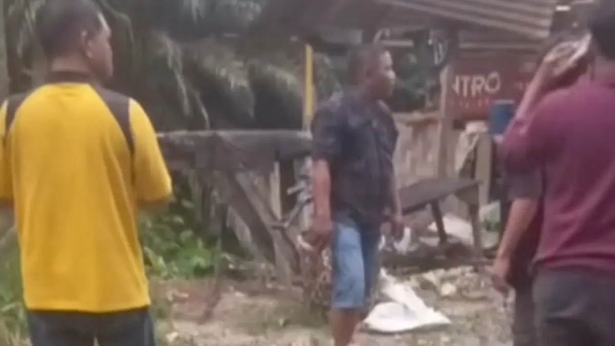 TELUNGKUP: Korban pembacokkan, Hemat Barus saat ditemukan dalam posisi telungkup, di Kecamatan STM Hulu. (Dok: istimewa)