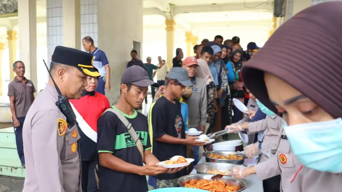WARUNG: Wakapolres Labuhanbatu memeriksa kesiapan pelaksanaan program Warung Polri presisi dengan sajian sarapan pagi gratis (Dok: Fajar/Sumut Pos)