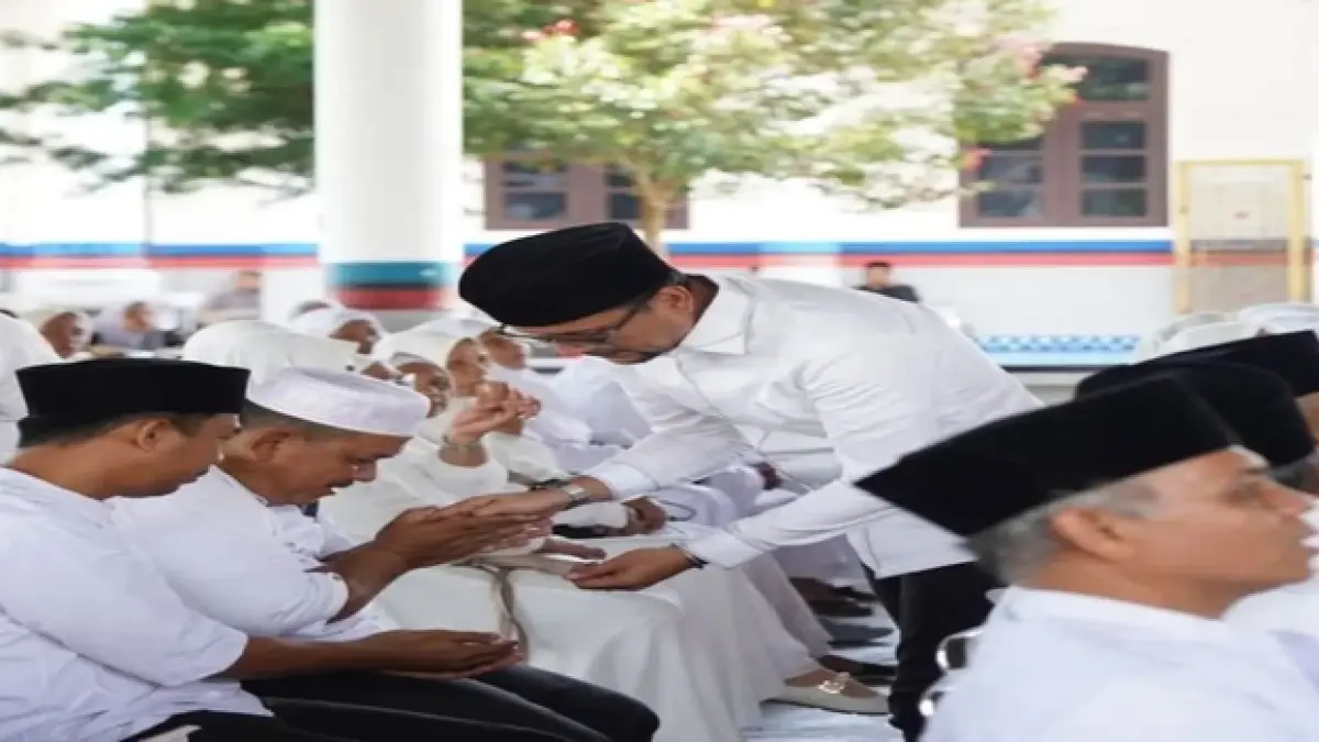 Bupati Labusel Fery Sahputra Simatupang saat memberikan Upah Upah kepada calon jemaah haji yang akan berangkat ke tanah suci. (Istimewa/Sumut Pos)