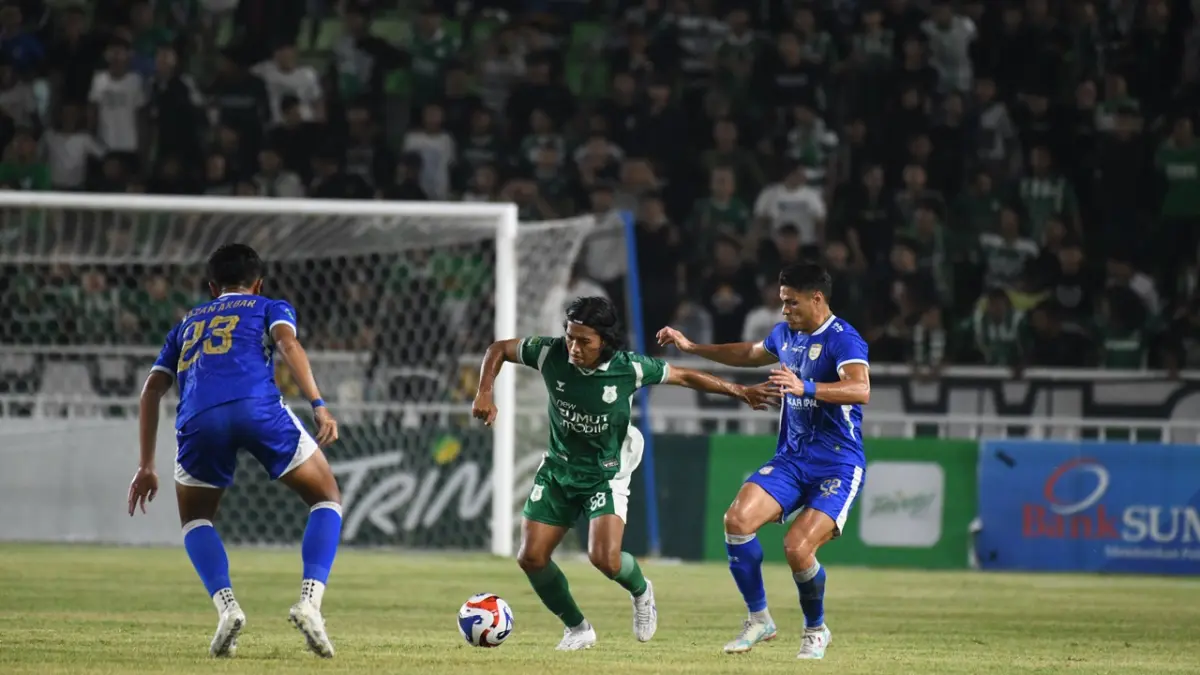 Felipe Cadenazzi berebut bola dengan pemain Adhyaksa FC dalam lanjutan Liga 2 Championship 2025-2026. (Dok PSMS)