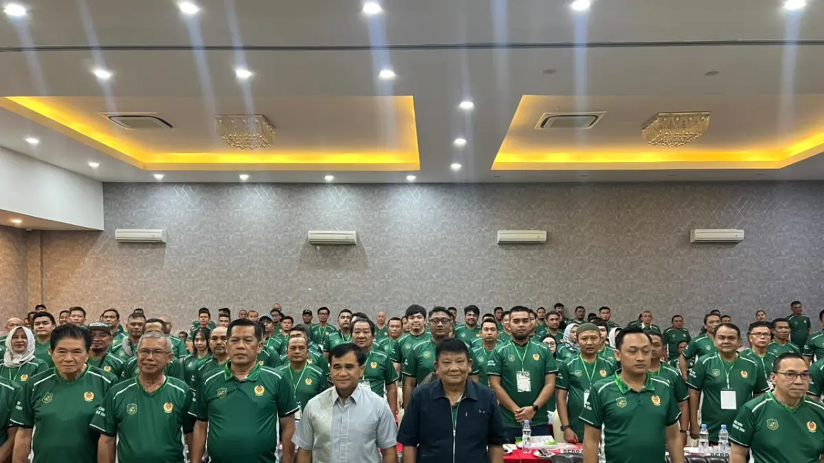 Kadispora Medan T Chairuniza, Ketua Umum KONI Sumut Hatunggal Siregar, Ketua Umum KONI Medan Aswindy Fachrizal bersama peserta Rapat Kerja KONI Medan 2026. (Dok KONI Medan)