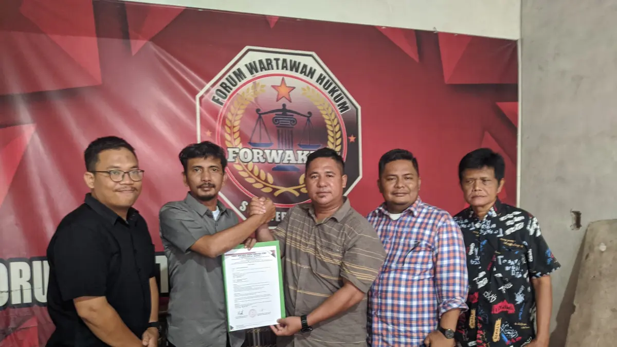 Ketua Forwakum Sumut, Aris Rinaldi Nasution, SH didampingi Sekretaris menunjukkan mandat bersama Eriusman Duha Forwakum Kepulauan Nias. (Istimewa/Sumut Pos)