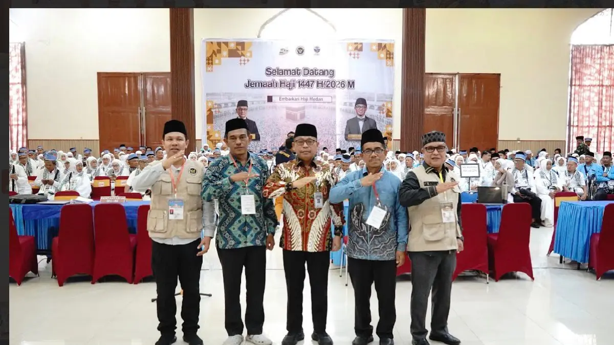 PEMANTAPAN: Kakanwil Kemenhaj Sumut Dr. HZulkifli Sitorus, memberikan pemantapan kepada petugas Kelompok Terbang (Kloter) 5 Jemaah Haji Embarkasi Medan. (Dok: istimewa)