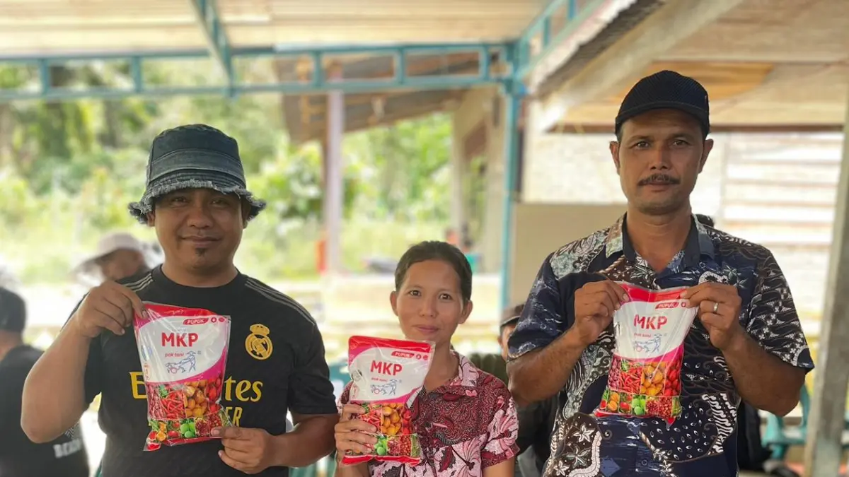 Petani lingkar tambang PT DPM menerima bantuan sarana produksi pertanian yang diserahkan perusahaan secara gratis untuk membantu petani.(istimewa).