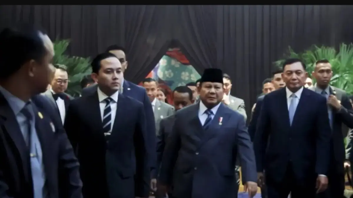 Presiden Prabowo Subianto menghadiri resepsi pernikahan El Rumi dan Syifa Hadju, yang digelar di Hotel Raffles, Jakarta, pada Minggu (26/4) malam. (Setpres)
