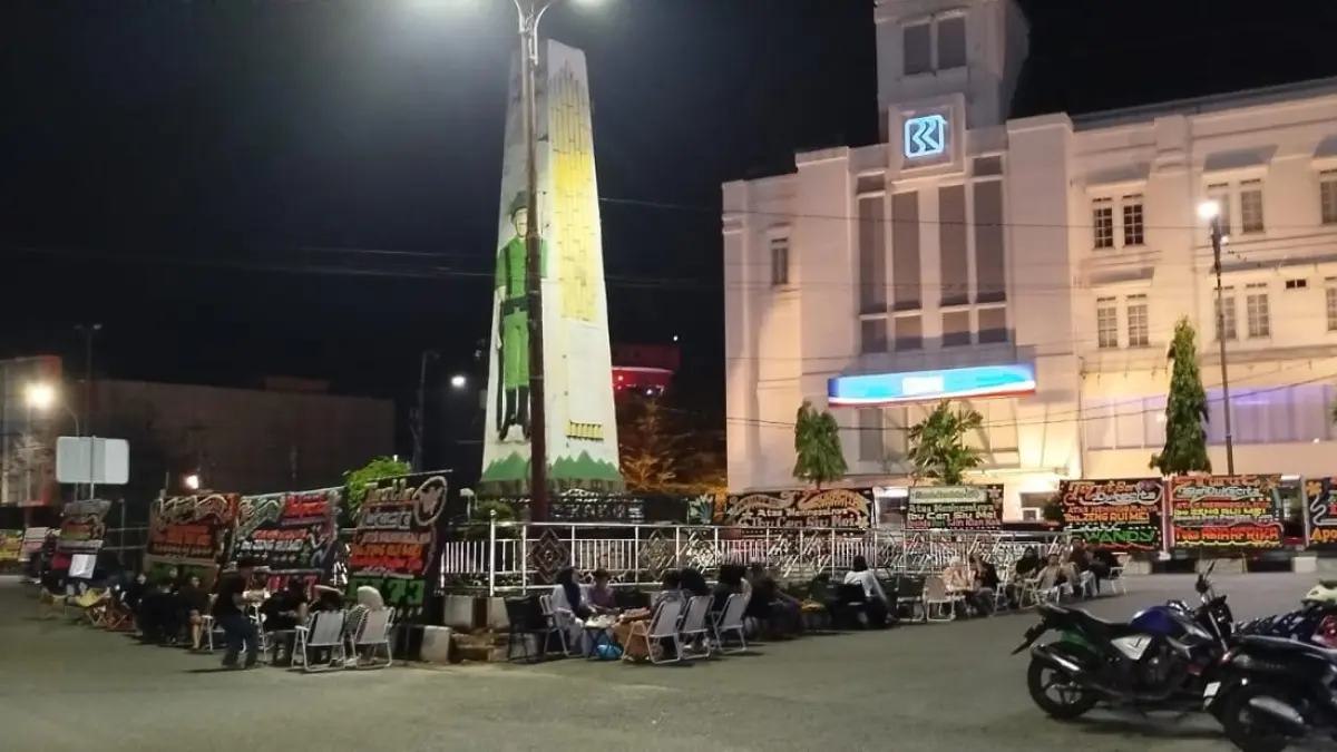 Salah satu lokasi angkringan yang digunakan masyarakat untung nongkrong  di tengah inti kota Rantauprapat (fajar)