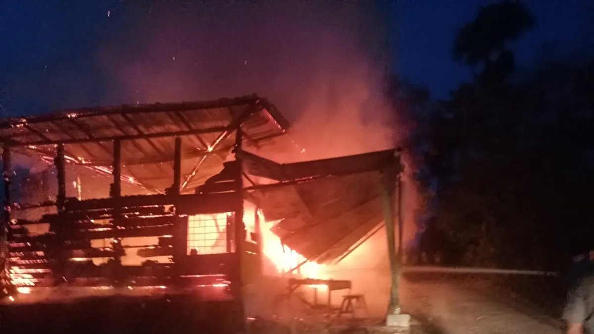 TERBAKAR. Satu unit rumah dijadikan kantin sekolah di Tigalingga, Dairi, hangus terbakar, Minggu (26/4/2026).(istimewa).
