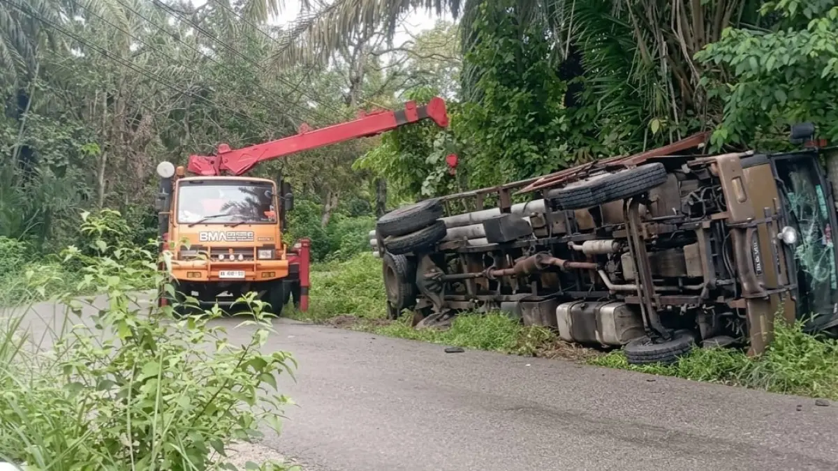 Truk Fuso  bermuatan Tiang Listrik terguling di Jalinsum Padang Lawas. (MITRA HARAHAP/SUMUT POS)