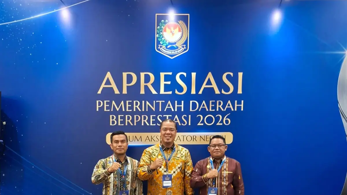 Wakil Bupati Batu Bara, Syafrizal saat menerima Juara III kategori Creative Financing tingkat nasional dalam ajang Apresiasi Pemerintah Daerah Berprestasi 2026, di Wyndham Opi Hotel, Palembang, Sumatera Selatan,
Sabtu (25/4/2026). (Foto.Komimfo.Batubara)