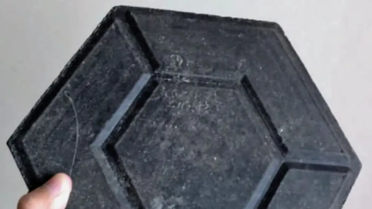  . ITB menginisiasi teknologi yang mengubah sampah plastik menjadi bahan bangunan berupa paving block. (Dokumentasi itb.ac.id)