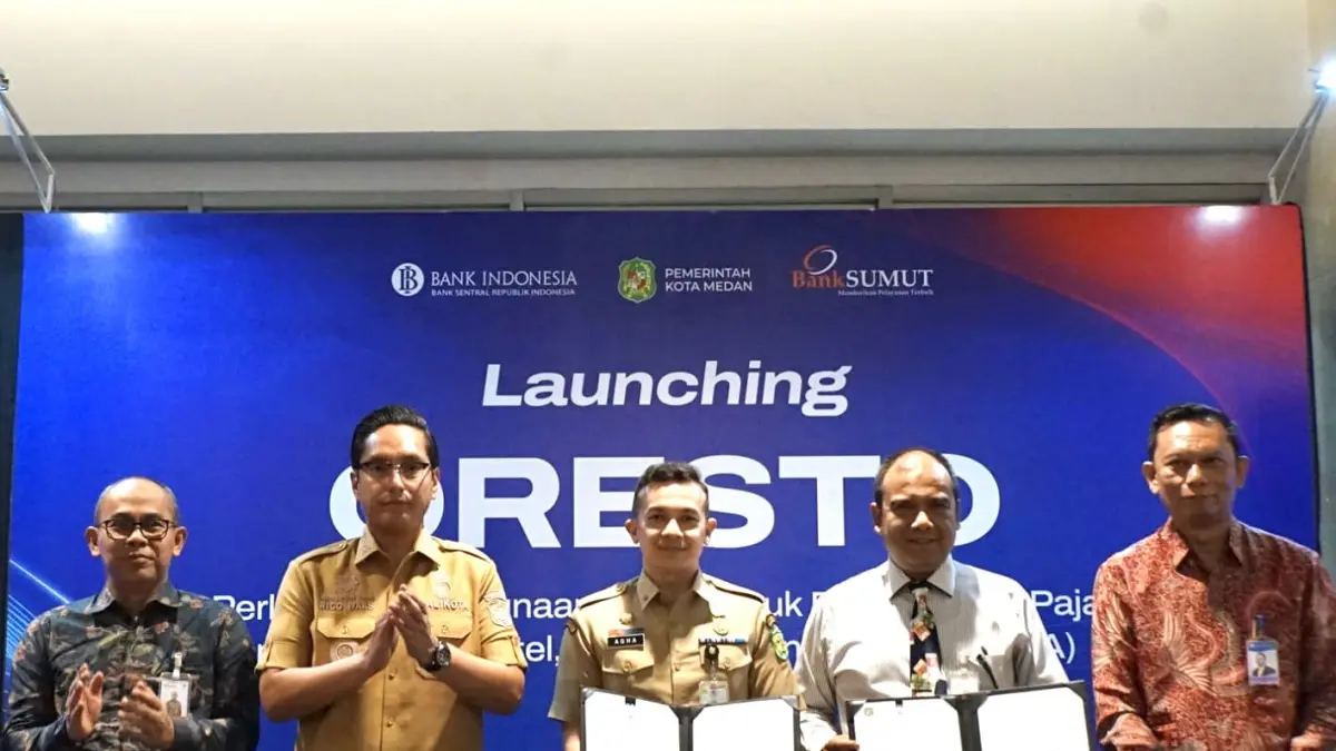 QRESTO: Direktur Teknologi Informasi dan Operasional PT Bank Sumut, Sandhy Sofian bersama Wali Kota Medan Rico Waas dan Kepala Kantor Perwakilan Bank Indonesia Provinsi Sumatera Utara, Rudy Brando Hutabarat saat peluncuran QRESTO, Senin (27/4). (Dok: Humas Bank Sumut)
