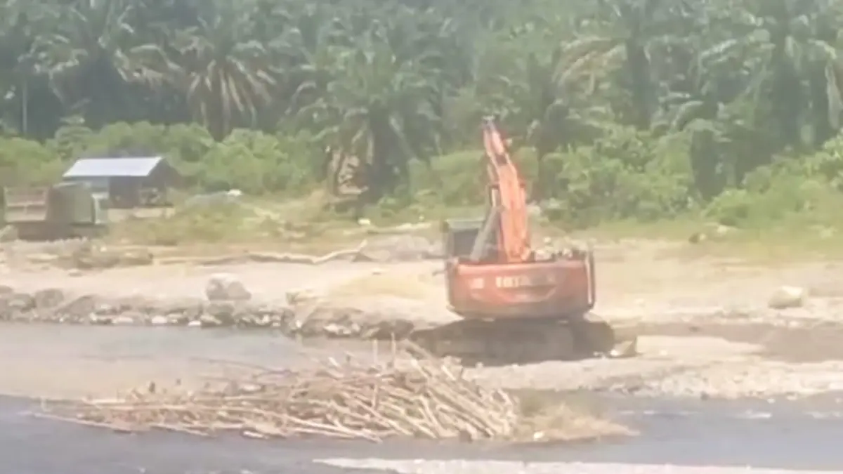 
Alat berat eskavator saat melakukan pengerukan pasir dan batu di aliran Sungai Berkail, Desa Lau Damak, Bahorok, Langkat. (Istimewa/Sumut Pos)