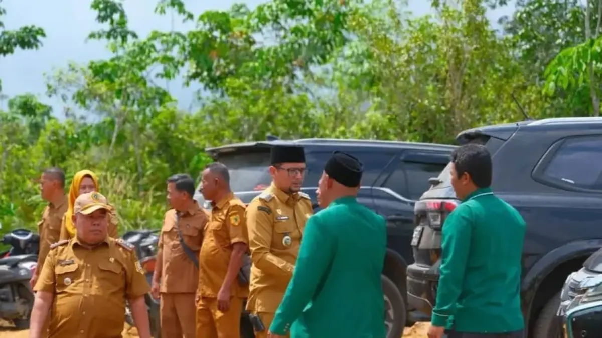 Bupati Labusel Fery Sahputra Simatupang menghadiri peletakan batu pertama SMP Alwasliyah. (Khairuddin/Sumut Pos)