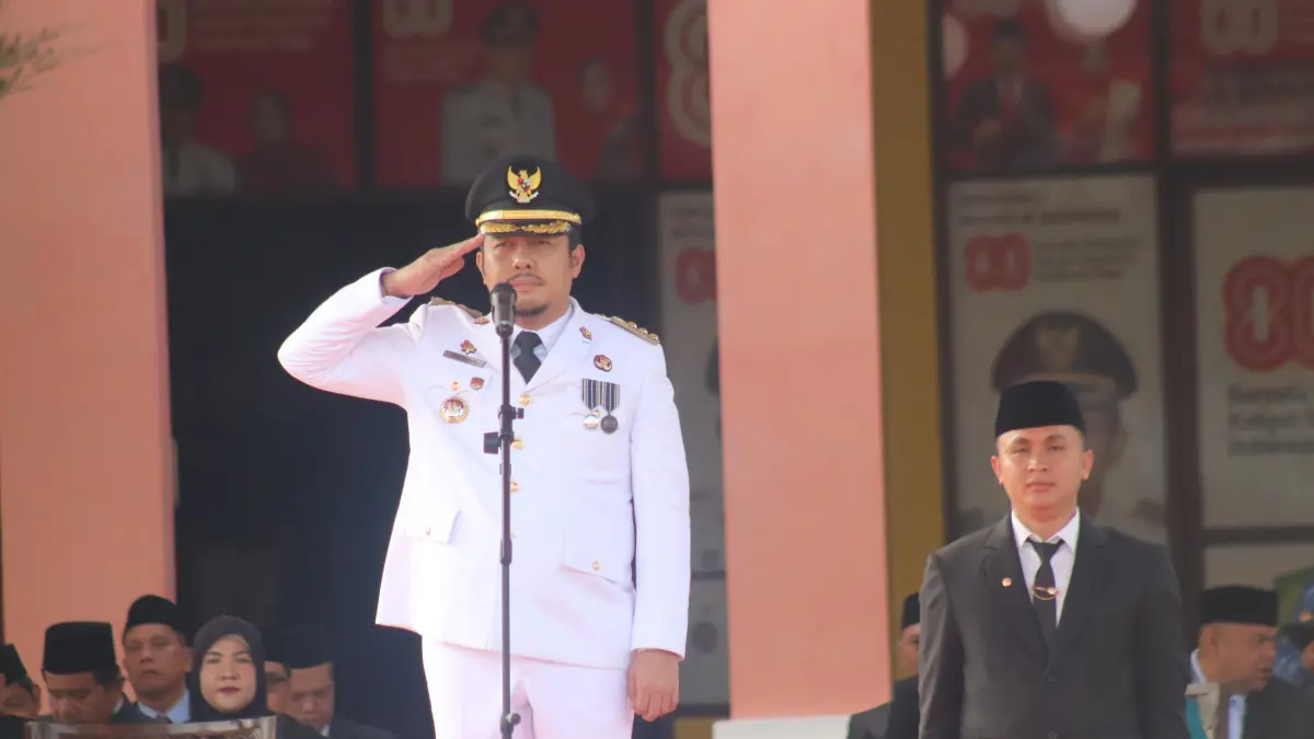 Bupati Paluta Reski Harahap memimpim upacara peringatan Hari Otonomi Daerah OTDA XNXX 2026 di kantor Bupati pada Senin 27 April 2026. (Mitra Harahap/Sumut Pos)