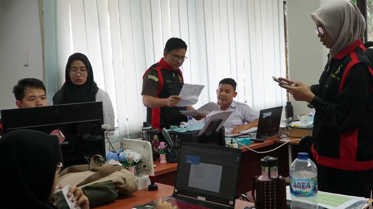 GELEDAH: Tim Kejati Sumut melakukan penggeledahan di Satker PKP Sumatera II, terkait dugaan korupsi rusun, Senin (27/4/2026). (Dok: Istimewa)
