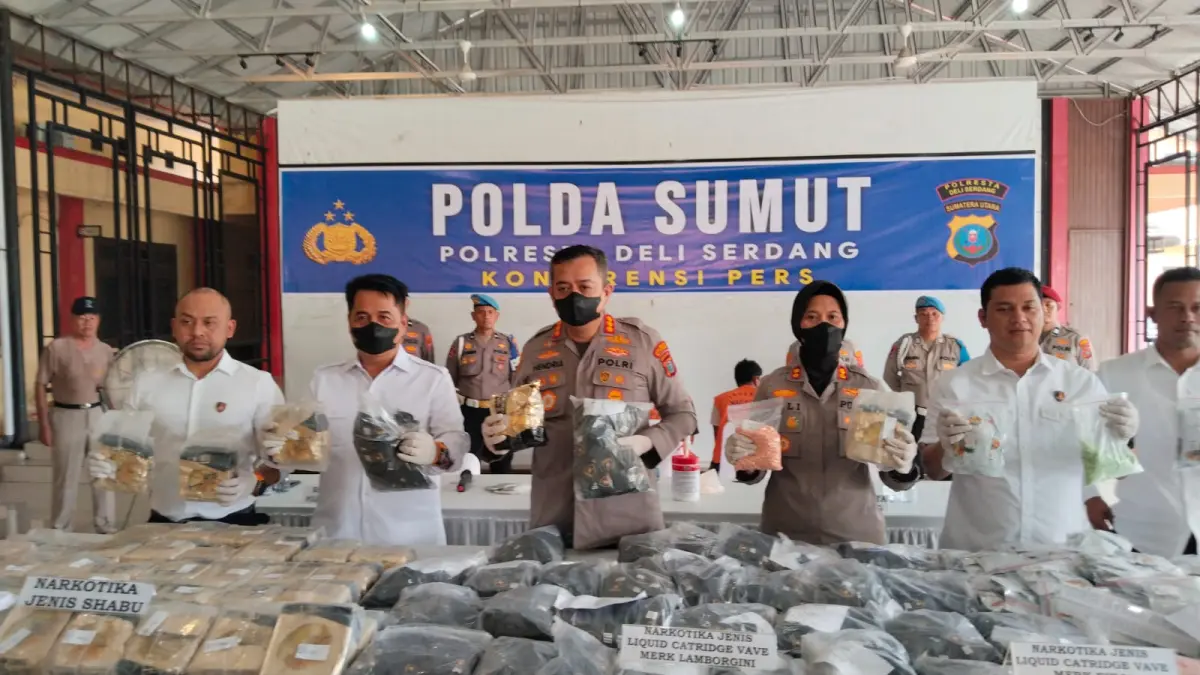 Kapolresta Deli Serdang Kombes Pol Hendria Lesmana didampingi Kasat Narkoba dan Kapolsek menunjukkan barang bukti yang diamankan dari tiga tersangka senilai Rp57 miliar. (BATARA/SUMUT POS)