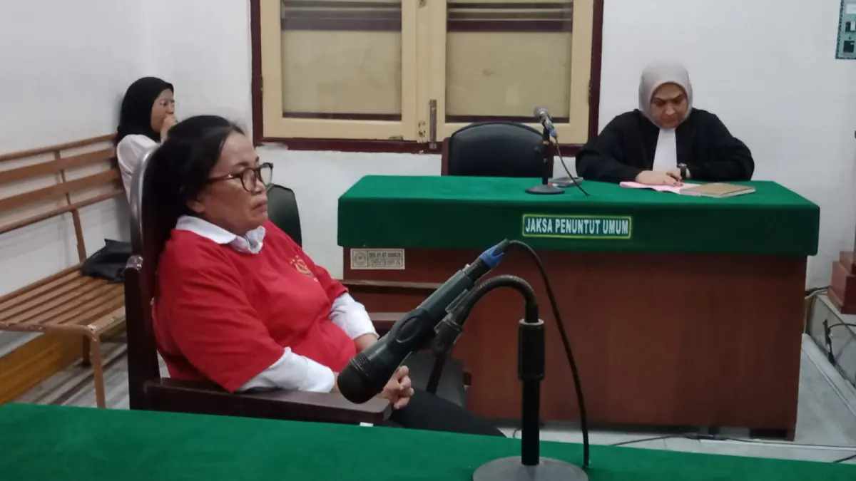 KASUS: Oknum ASN Polri, Tusiyah, terdakwa kasus pemalsuan surat tanah, menjalani sidang vonis PN Medan, Senin (27/4/2026) malam. (Dok: Gusman/Sumut Pos)