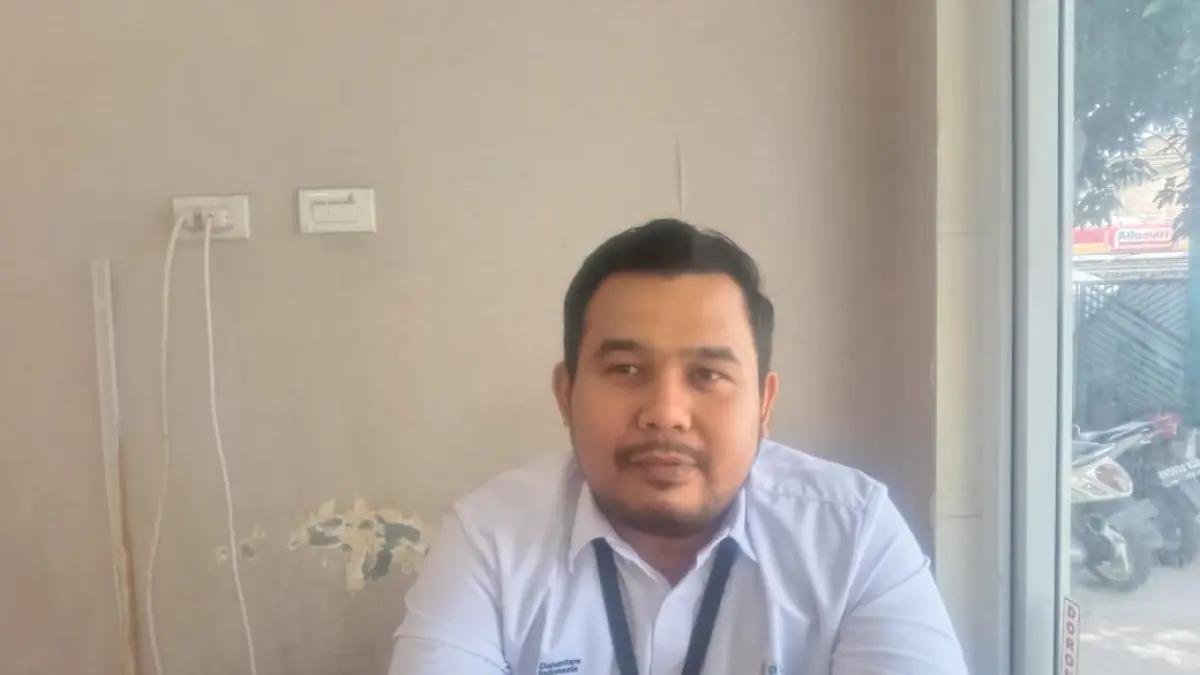 Leader  PT PLN ULP Limapuluh,  Donni  Andri , Senin(27/4/2026) di ruang kerjanya. (Liberti H Haloho/Sumut Pos)