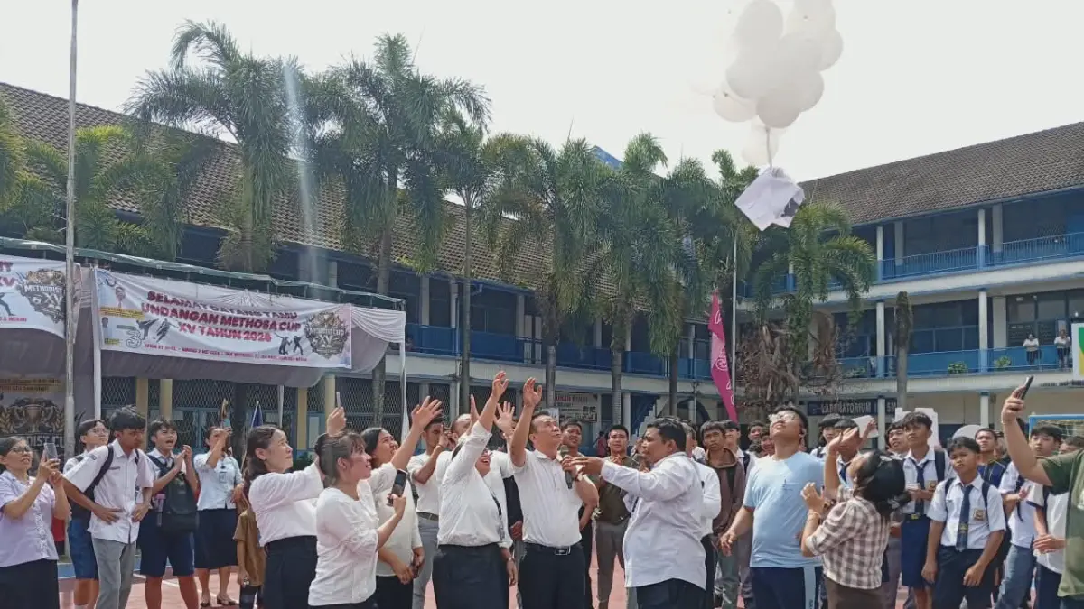 LEPAS BALON: Pimpinan Perguruan PKMI 1 Medan, Pdt. Hizkia Damanik STh didampingi Kepala Sekolah Poniman Sinaga SPd MSi dan guru melepas balon tanda dimulainya Methosa Cup 2026. (Dok Pribadi)