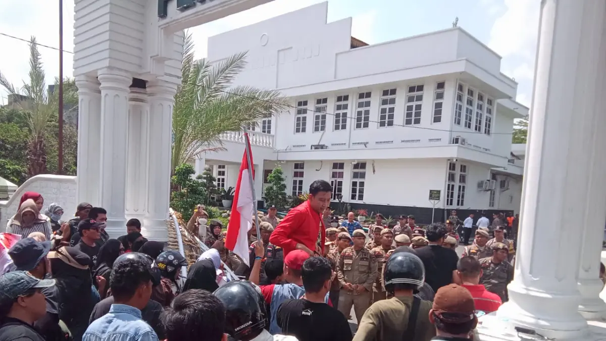 
Massa dari PKL saat geruduk balai kota dan robohkan gerbang karena tak dapat bertemu wali kota. (Istimewa/Sumut Pos)