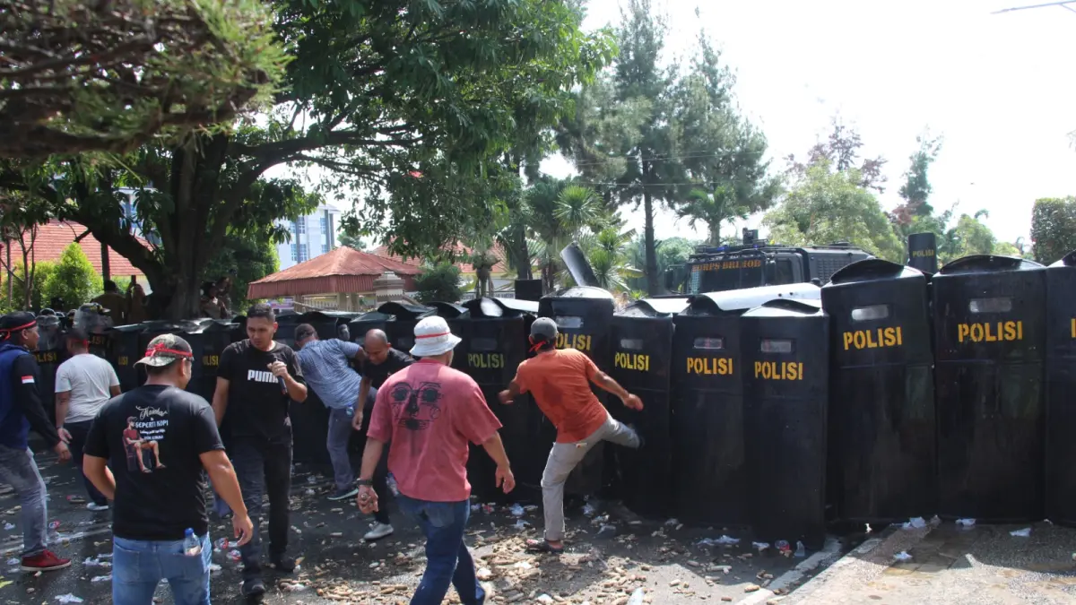 Personel kepolisian bersama tim pengendali massa melakukan simulasi penanganan aksi unjuk rasa dalam kegiatan Sispam Kota di depan Kantor DPRD Kota Tebing Tinggi, Senin (27/4/2026). (Azan Purba/ Sumut Pos)