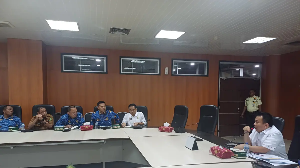 RAPAT : Wakil Ketua DPRD Kota Medan, H. Zulkarnaen menggelar rapat lanjutan penanganan banjir di Jalan Letda Sudjono, Kecamatan Medan Tembung, Kota Medan di ruang Banmus DPRD Kota Medan, Senin (27/4/2026) sore. (Dok: Markus Pasaribu/Sumut Pos)