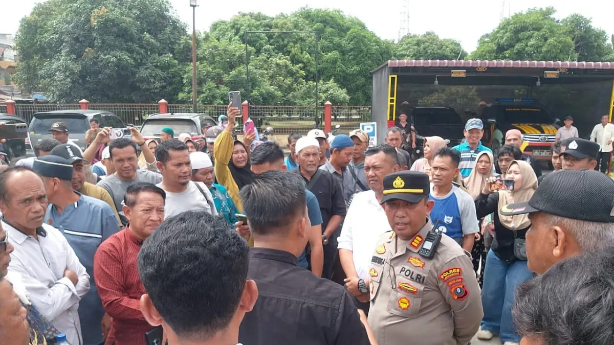Ratusan warga  Desa Sei Meranti mendatani Polsek Torgamba untuk meminta polisi membebaskan tiga warga mereka yang dilaporkan atas dugaan kasus pembakaran mobil. (Khairuddin/Sumut Pos)