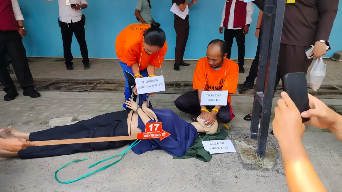  Rekonstruksi kasus pembunuhan nenek Irawati di Polres Sergai memperagakan salah satu adegan, saat dua tersangka, Anita alias Utet dan Zulfikifli, memperagakan aksi penganiayaan terhadap korban.( Fadly/ Sumut Pos)
