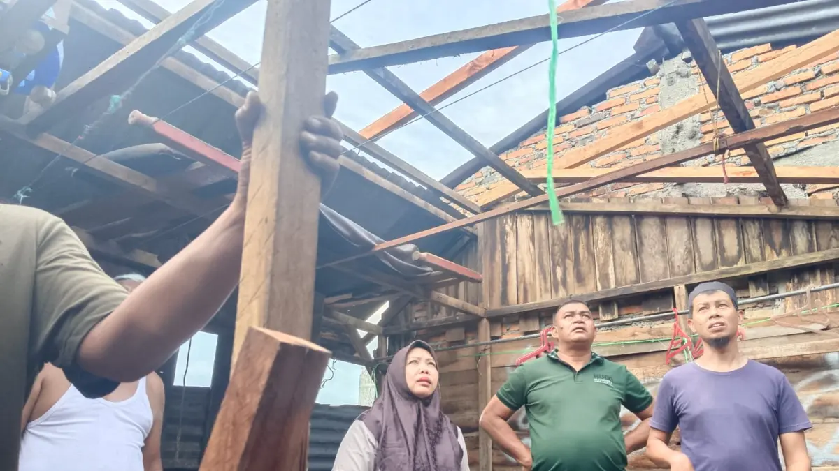 RUSAK: Sebanyak 21 rumah warga di Kecamatan Sidikalang, rusak diterjang angin puting beliung, Senin (27/4/2026). (Istimewa/Sumut Pos).