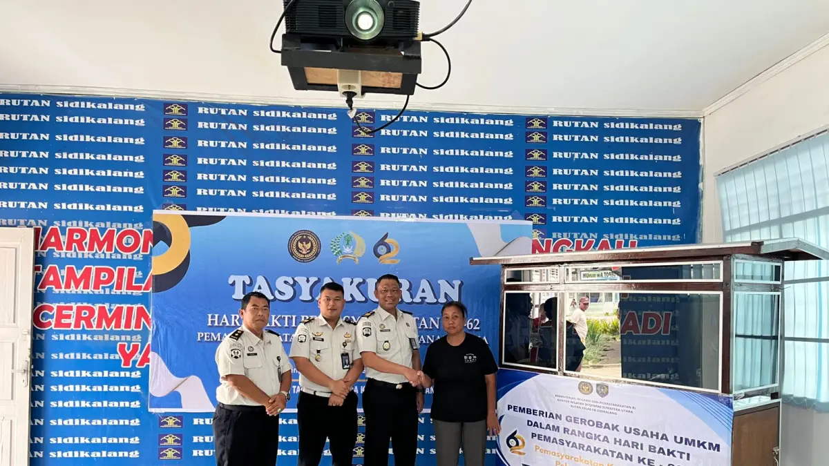 SALURKAN. Rutan Kelas IIB Sidikalang salurkan bantuan gerobak kepada salahsatu pelaku UMKM saat peringati HBP ke-62 tahun 2026, Senin (27/4/2026) (istimewa).