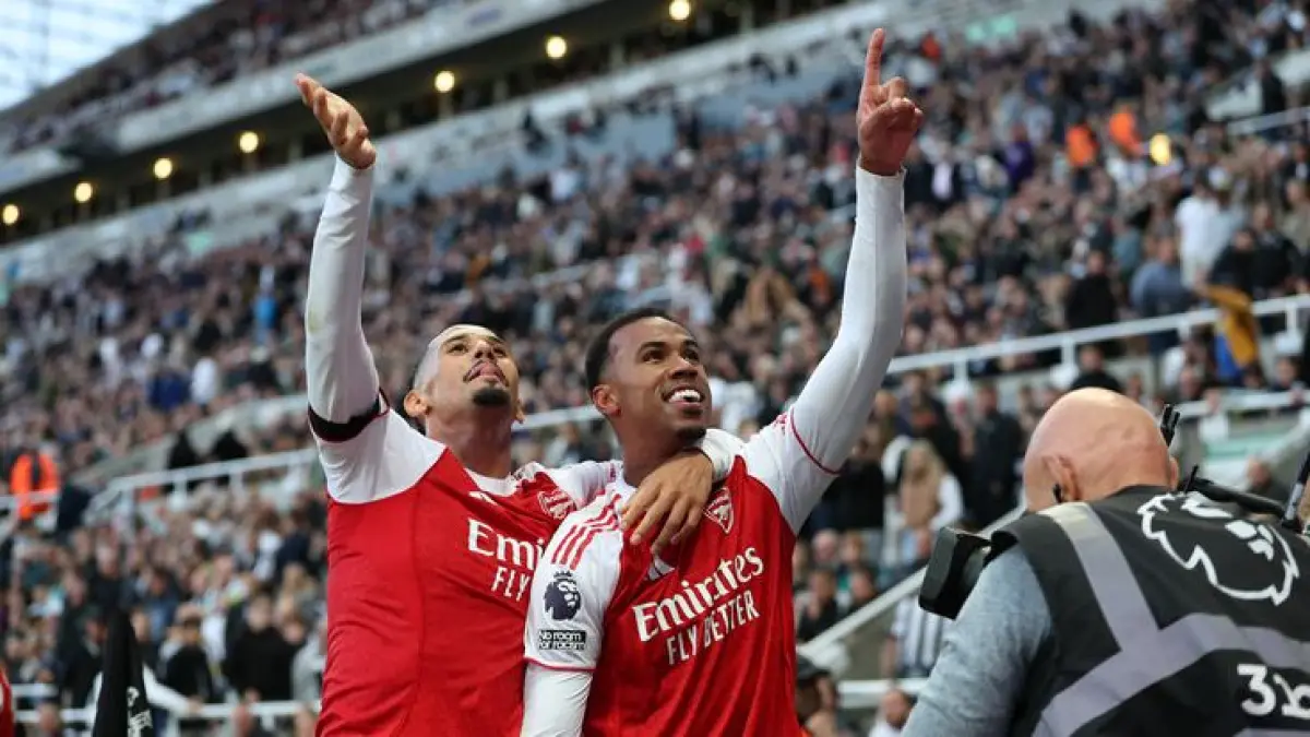 SAPA: Para pemain Arsenal menyapa fans usai mengalahkan Newcastle United dengan skor 1-0. (en.as.com)