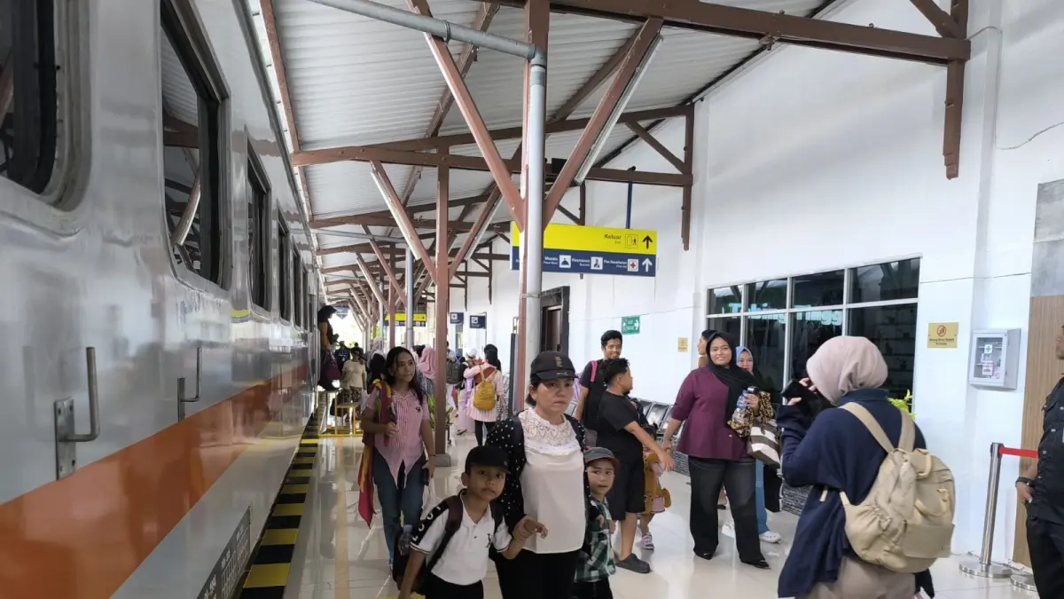STASIUN: Penumpang kereta api di stasiun KA Medan. (Dok: istimewa)